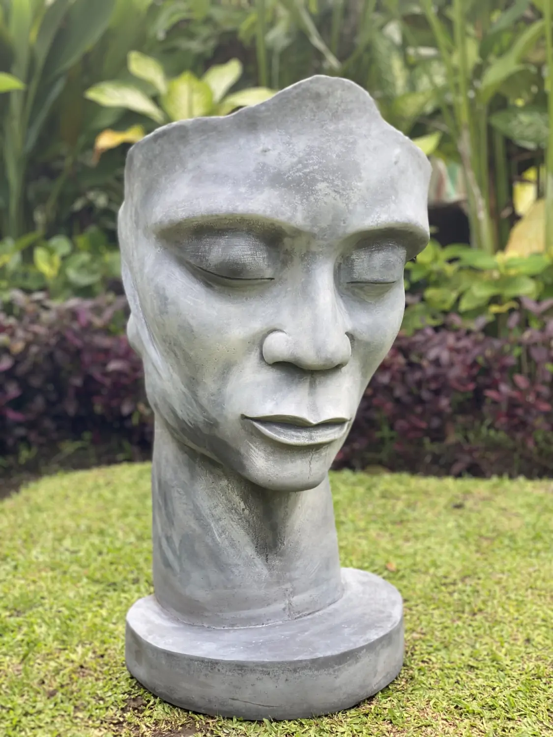  Product image 1 of the product “Dilan - Face looking to the left, 90 cm H | cast stone ”